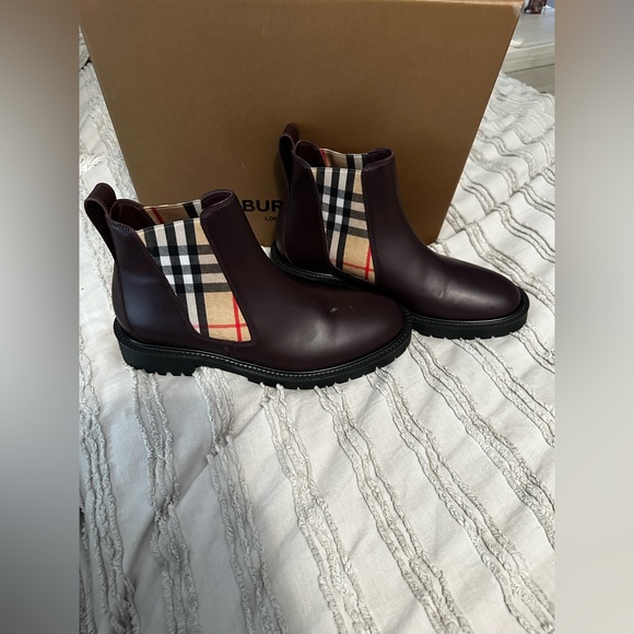 OFFERS WELCOME!! Women’s Authentic Vintage Burberry Burgundy Boots. Size: 38.5 - Picture 4 of 7